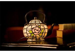 透过彩色玻璃的光线